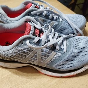 Womens New Balance 860 V.9 Tennis Shoes